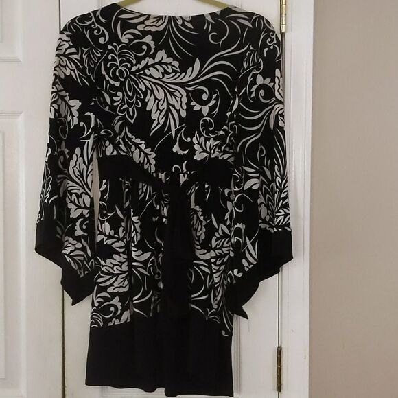 Dress barn black white top
Sz L
EUC - Picture 6 of 7